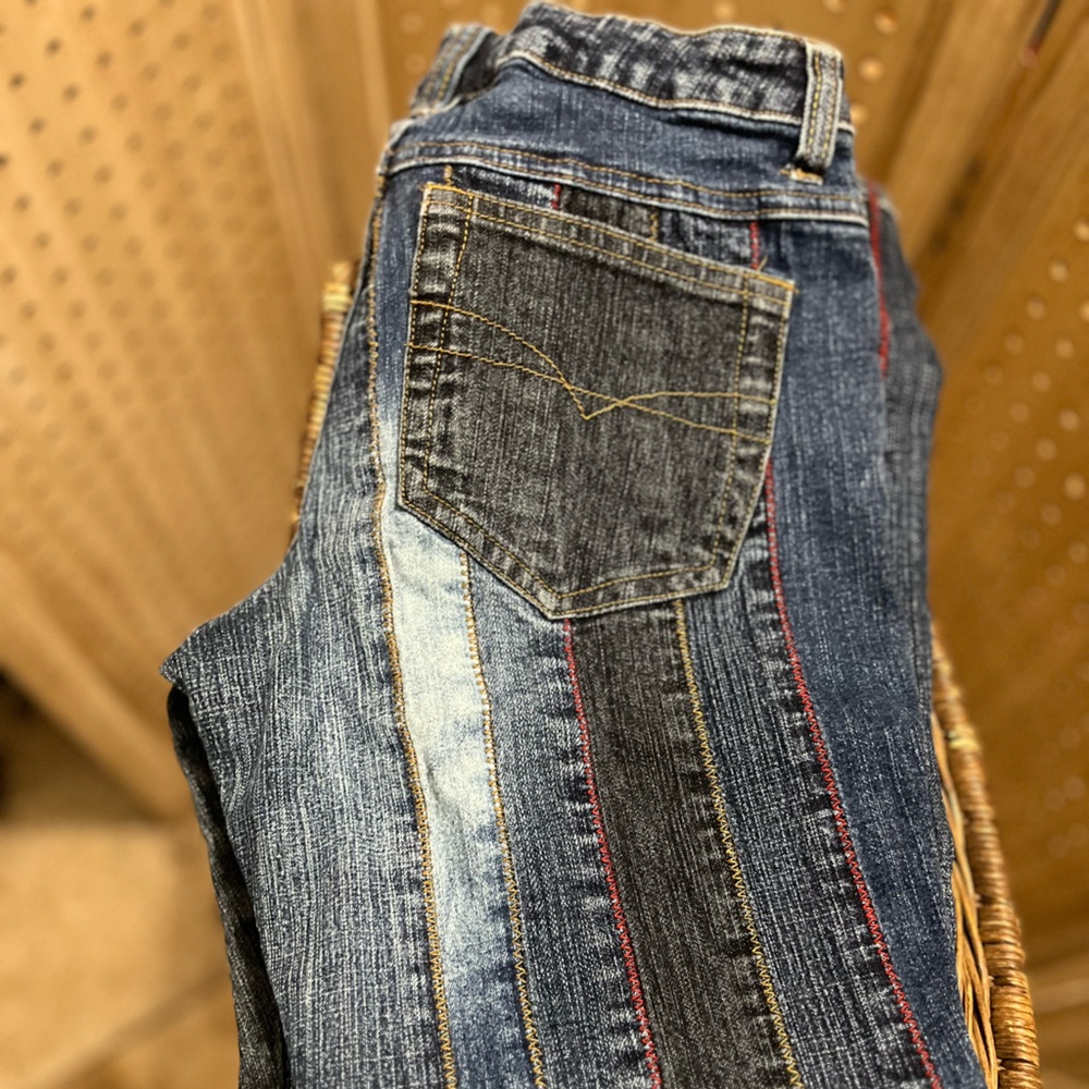 No Boundaries Stretch denim in a dark wash with threading lines going down them - Picture 2 of 6